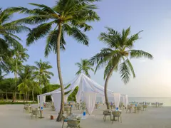 dusit-thani-maldives-dining-the-market-beach