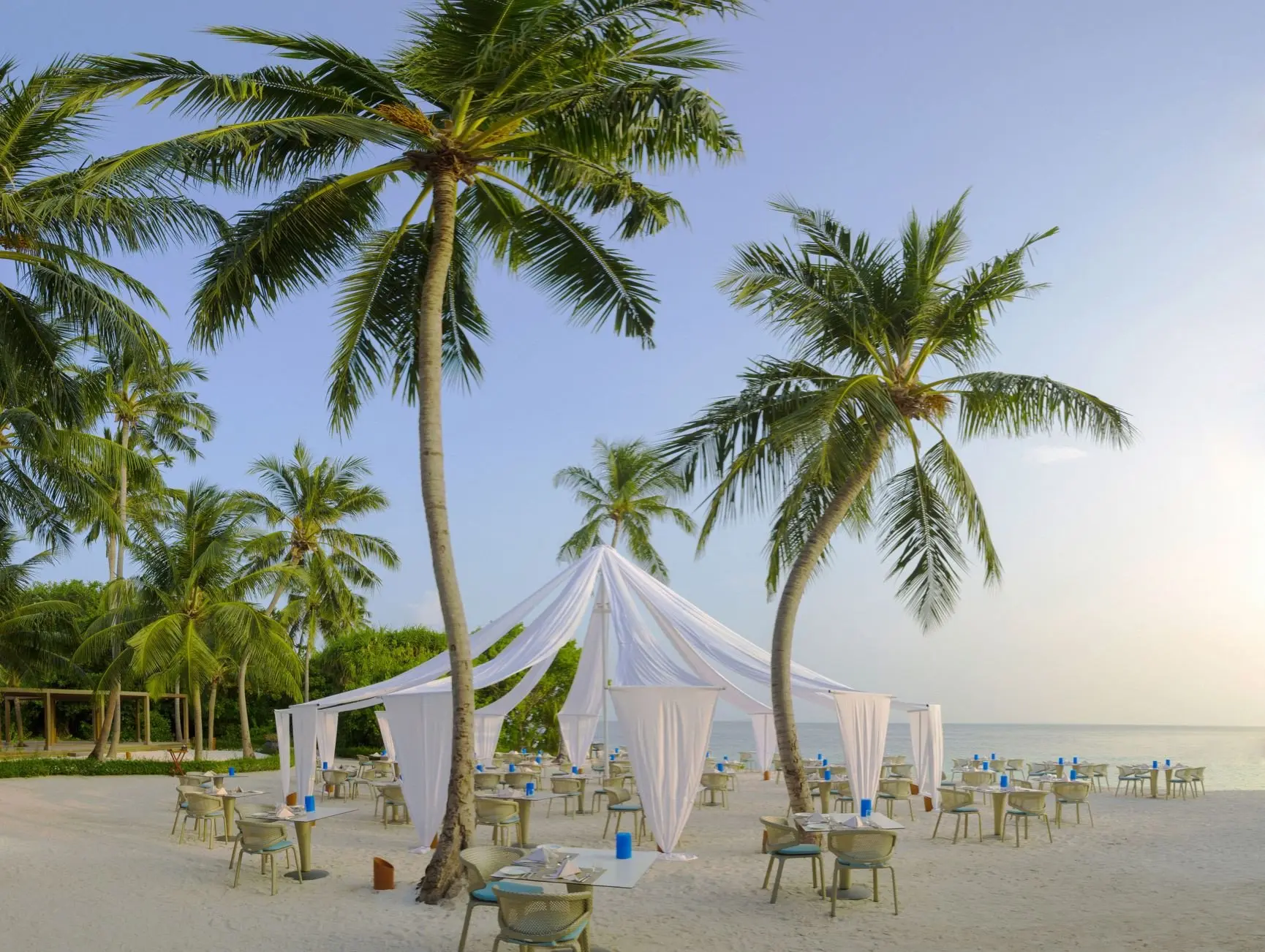 dusit-thani-maldives-dining-the-market-beach