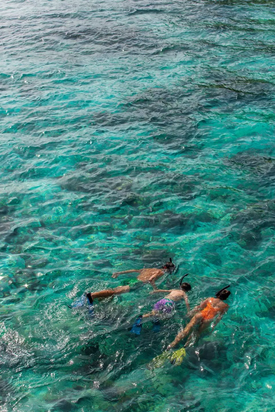 dusit-thani-maldives-experience-lifestyle-snorkelling-family