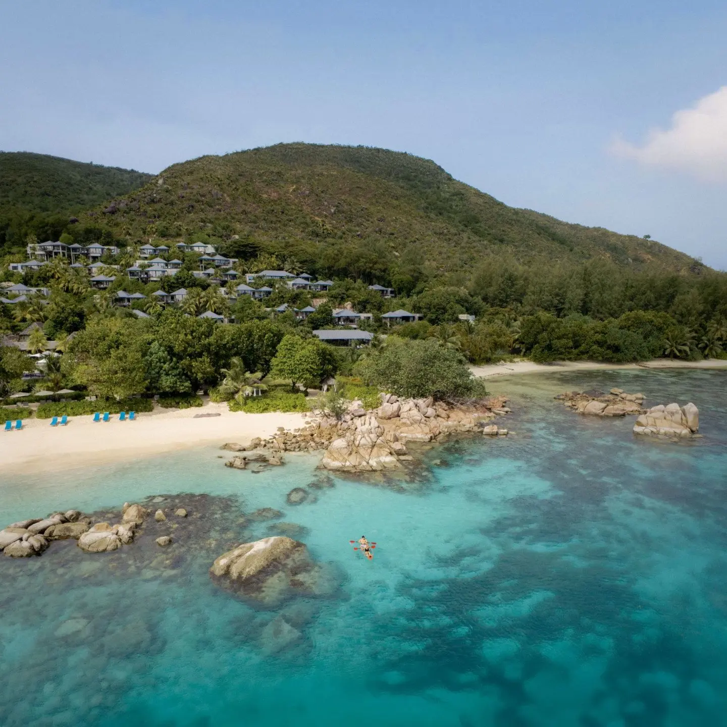 Raffles-Seychelles-A5E5-thedronebook-Aerial Kayak
