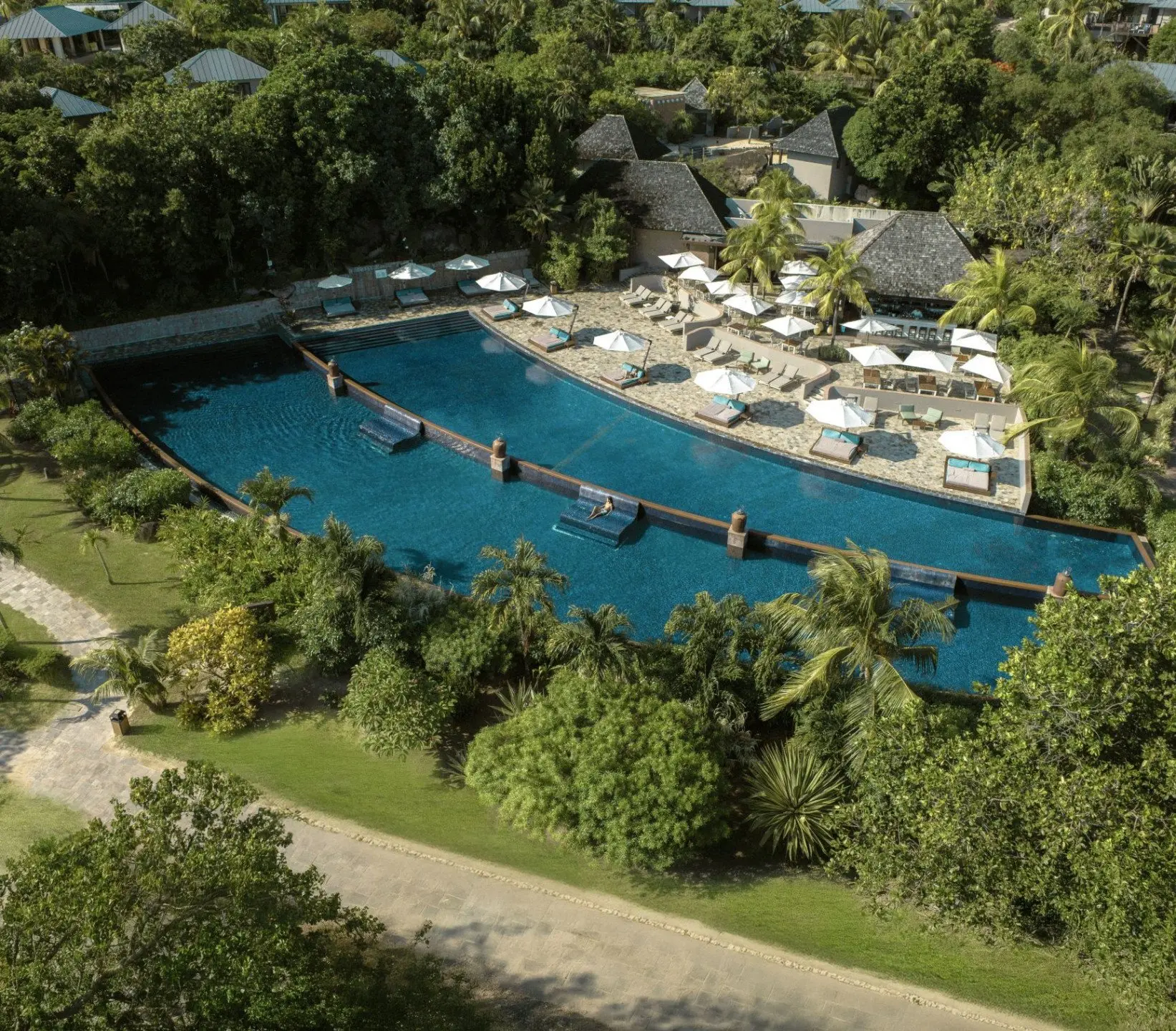Raffles-Seychelles-A5E5-thedronebook-Aerial Pool