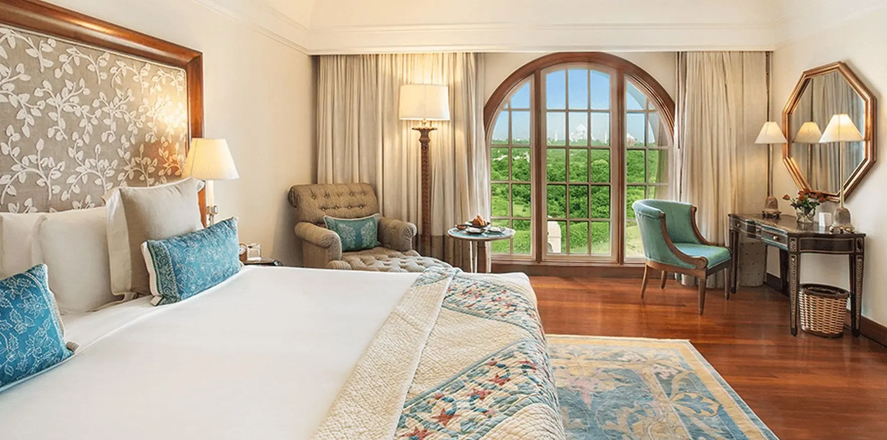 Deluxe_Suite_bedroom