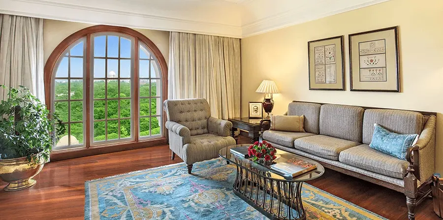 Deluxe_Suite_living_room