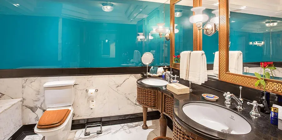 Deluxe_Suite_bathroom