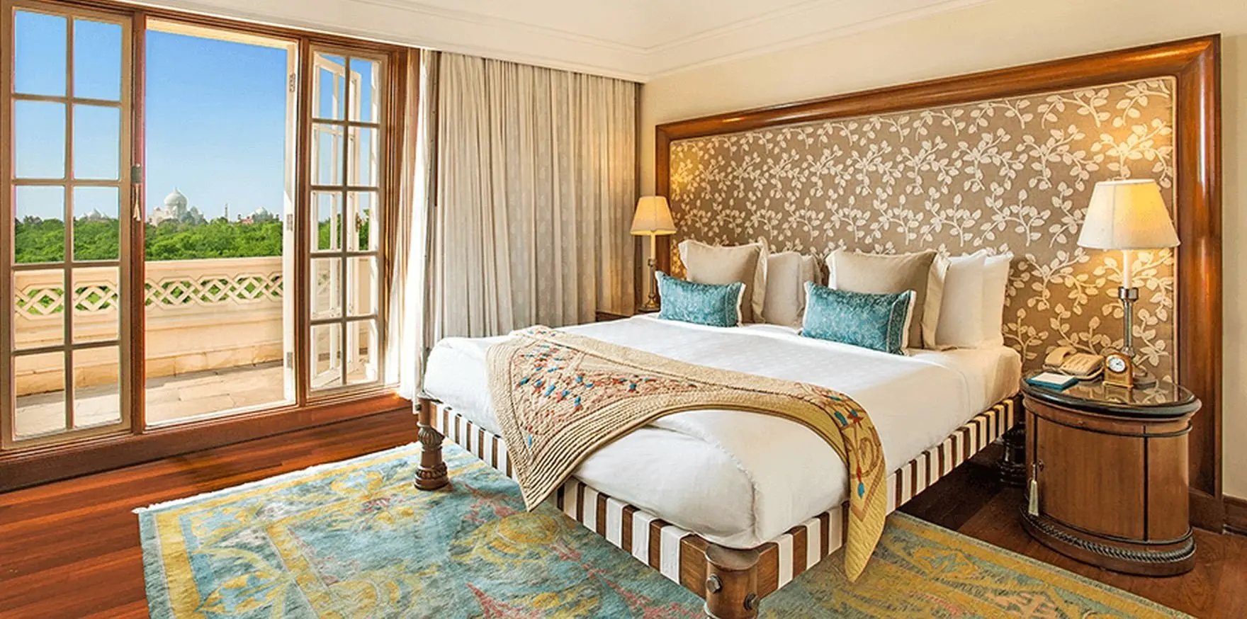 Deluxe_Suite_with_Balcony_-_bedroom_