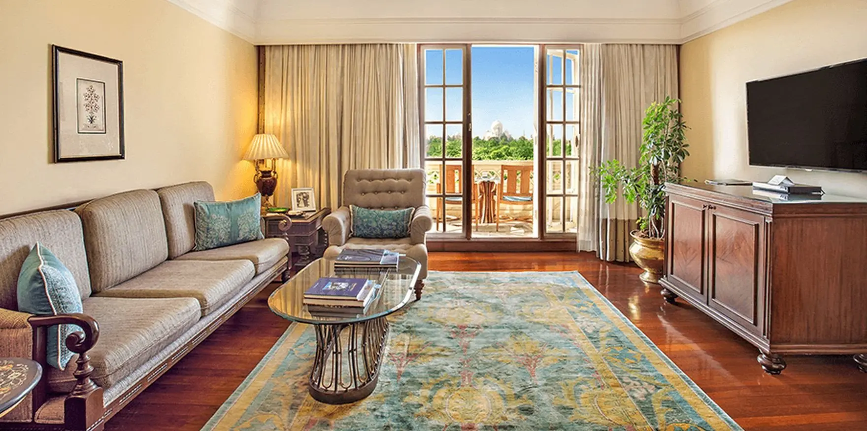 Deluxe_Suite_with_Balcony_-_living_room_