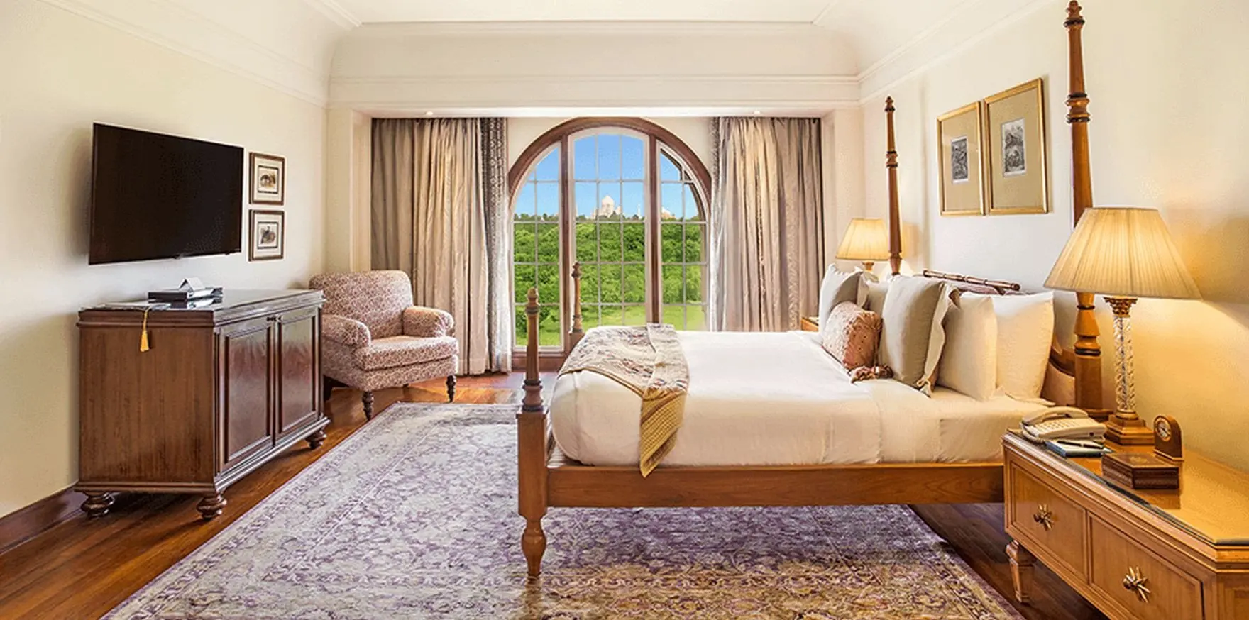 Luxury_Suite_bedroom