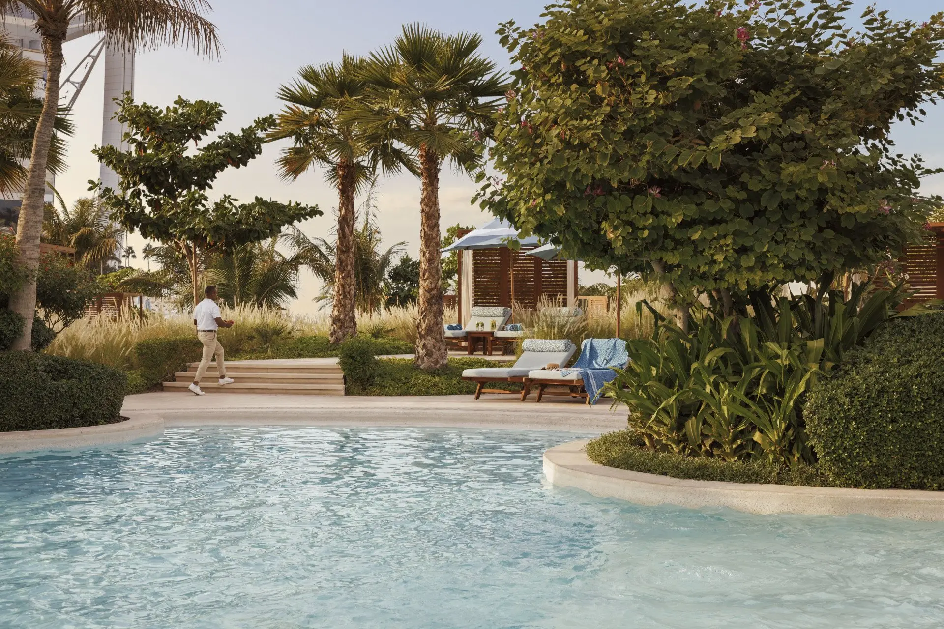 Jumeirah Beach Hotel - Facilities - Executive Pool - Service 001