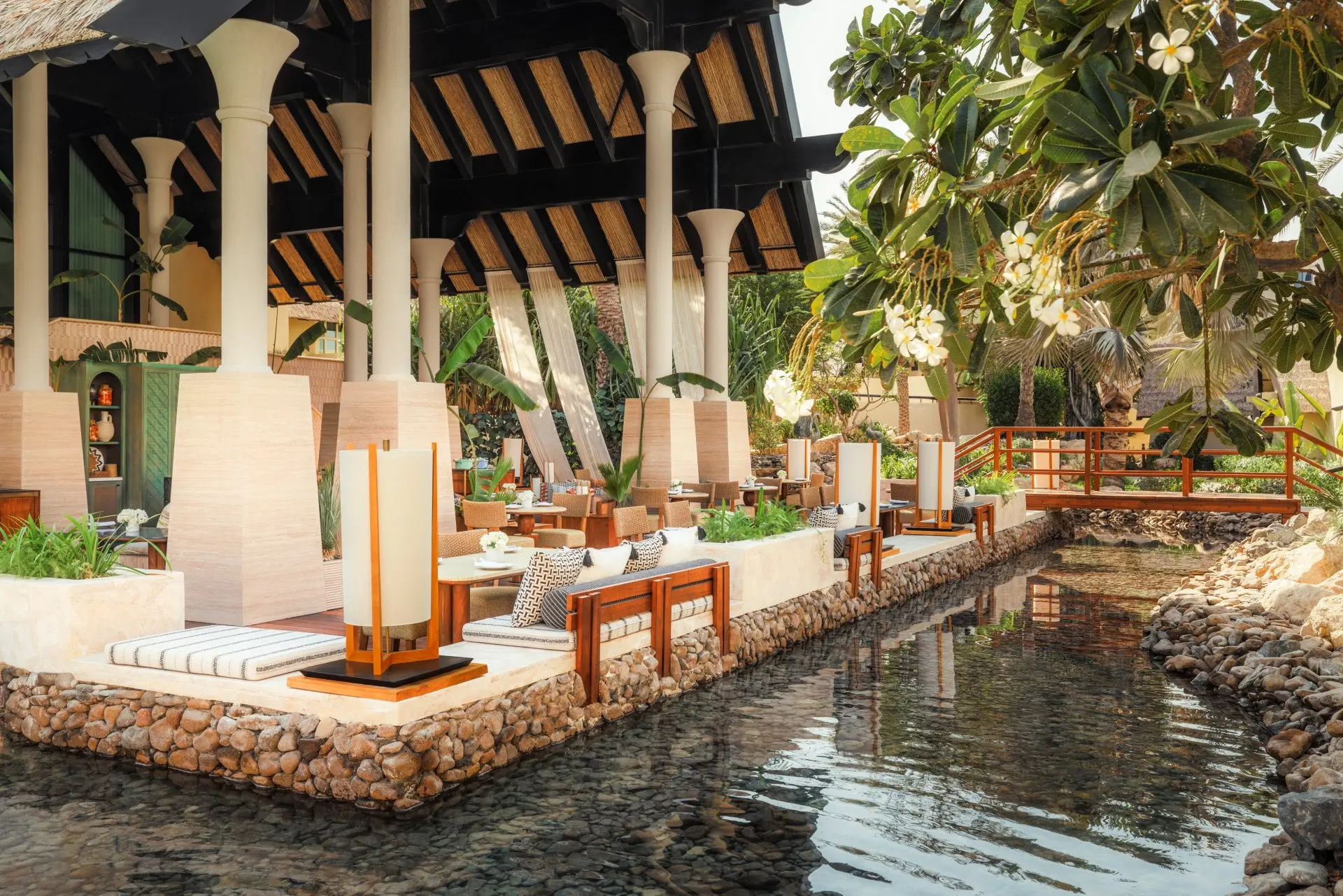 Jumeirah Beach Hotel_ Al Bahar Villas_Al Bahar Club Lounge_Exterior Bridge_Landscape