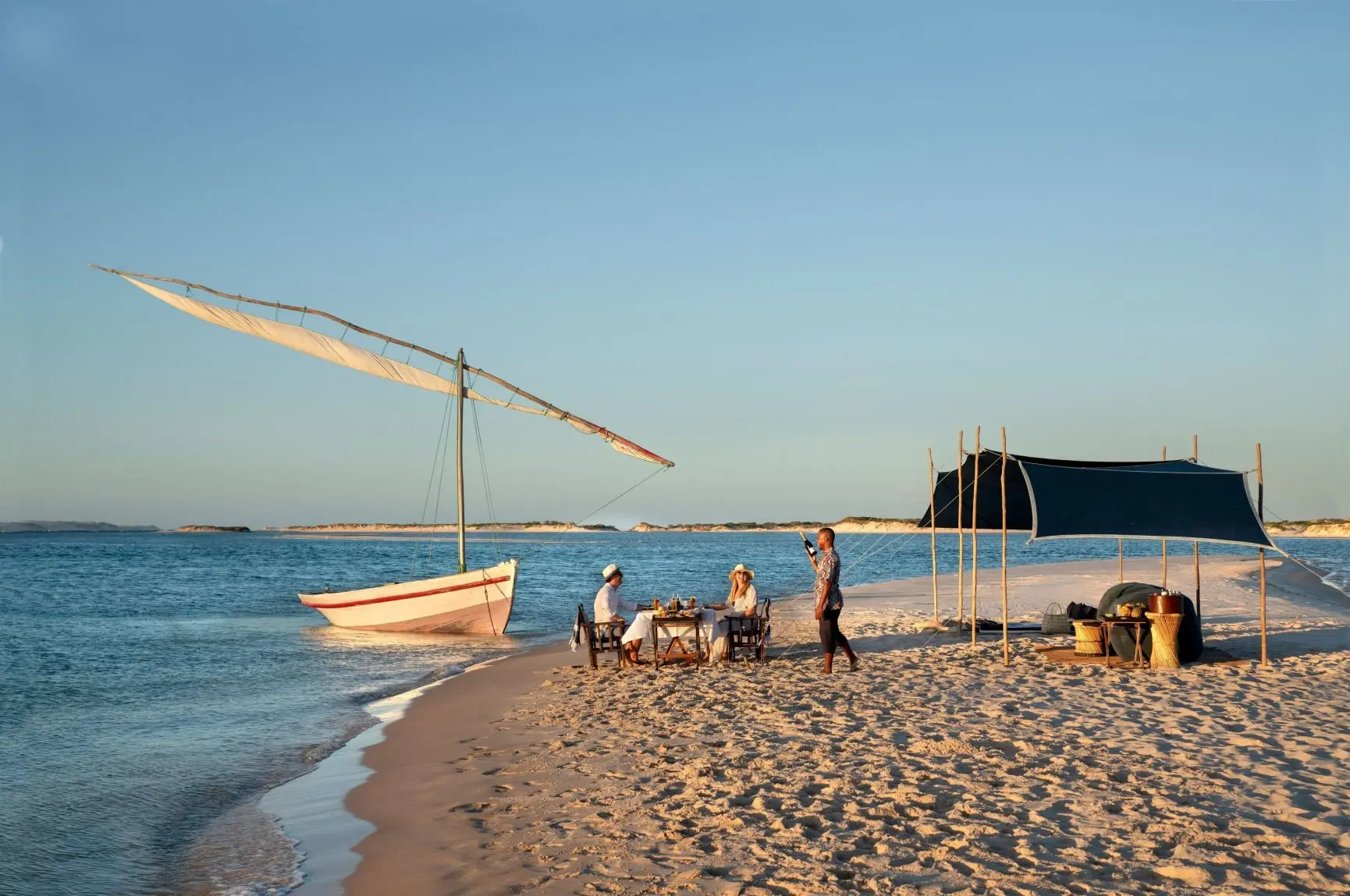 Southern-Africa-Mozambique-andBeyond-Benguerra-Island-experience-castaway-picnic-dhow-butler-setup-3