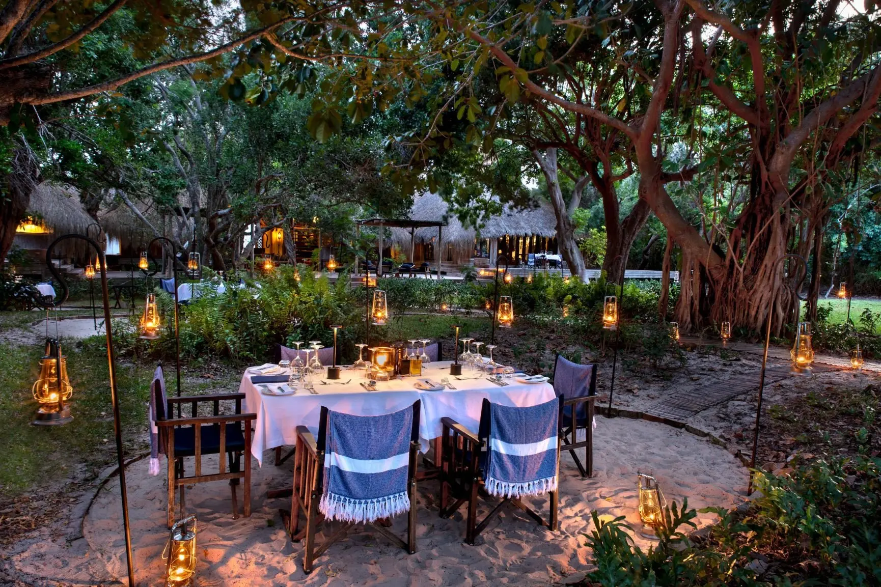 Southern-Africa-Mozambique-andBeyond-Benguerra-Island-guest-delight-private-dining-group-garden