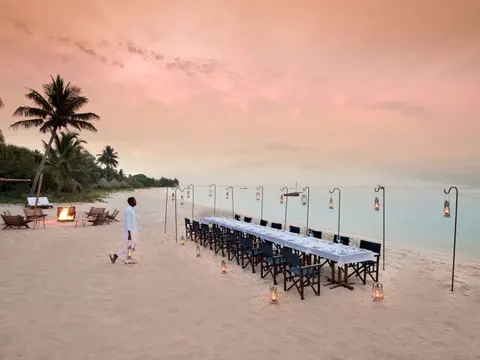 Benguerra-island-guest-area-Beach-dining-for-a-big-group
