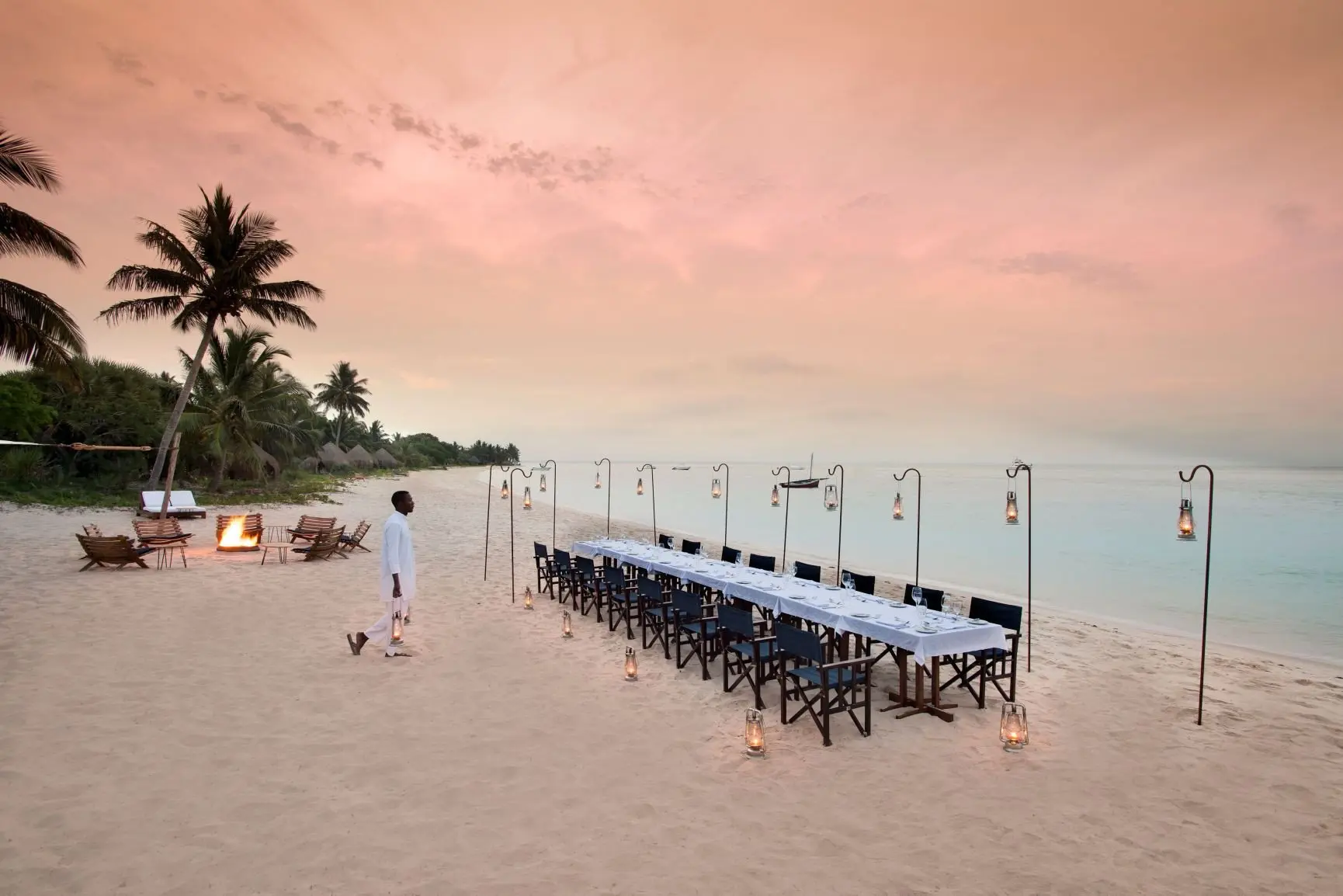 Benguerra-island-guest-area-Beach-dining-for-a-big-group