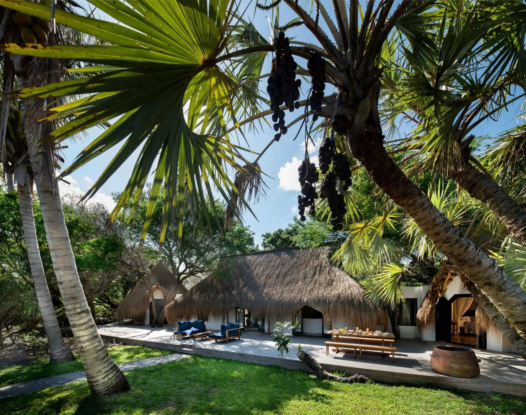 Benguerra-Island-Casa-Familia-exterior-view-breakfast-setup