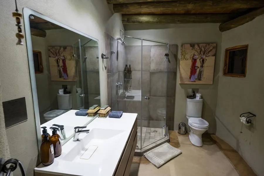 luxury_room_bathroom