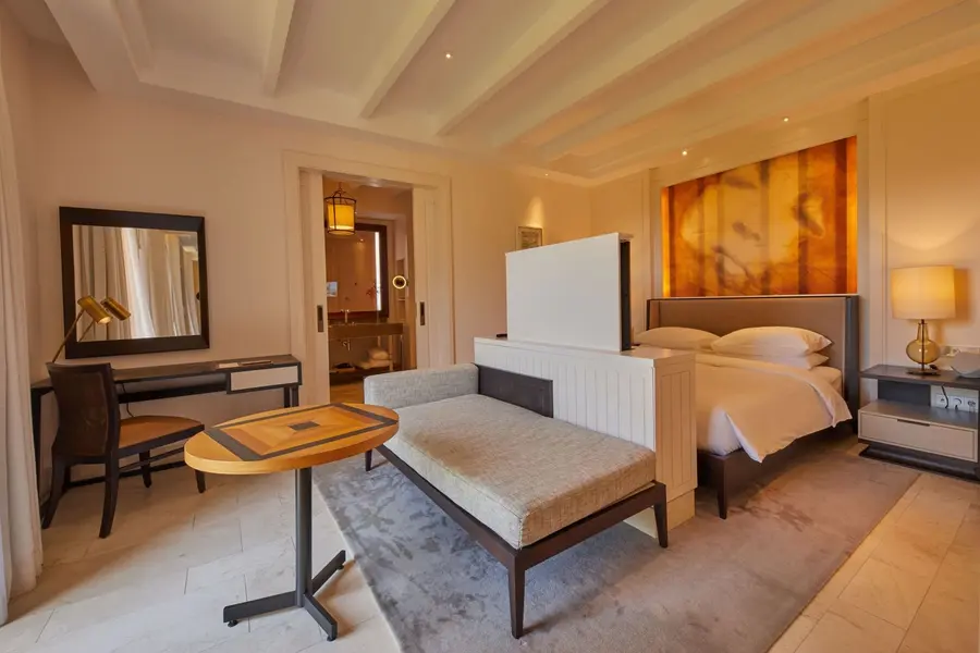 CVGH Grand Suite Garden Bedroom TV