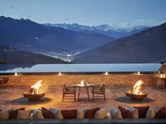 Courtyard_dinner_setup
