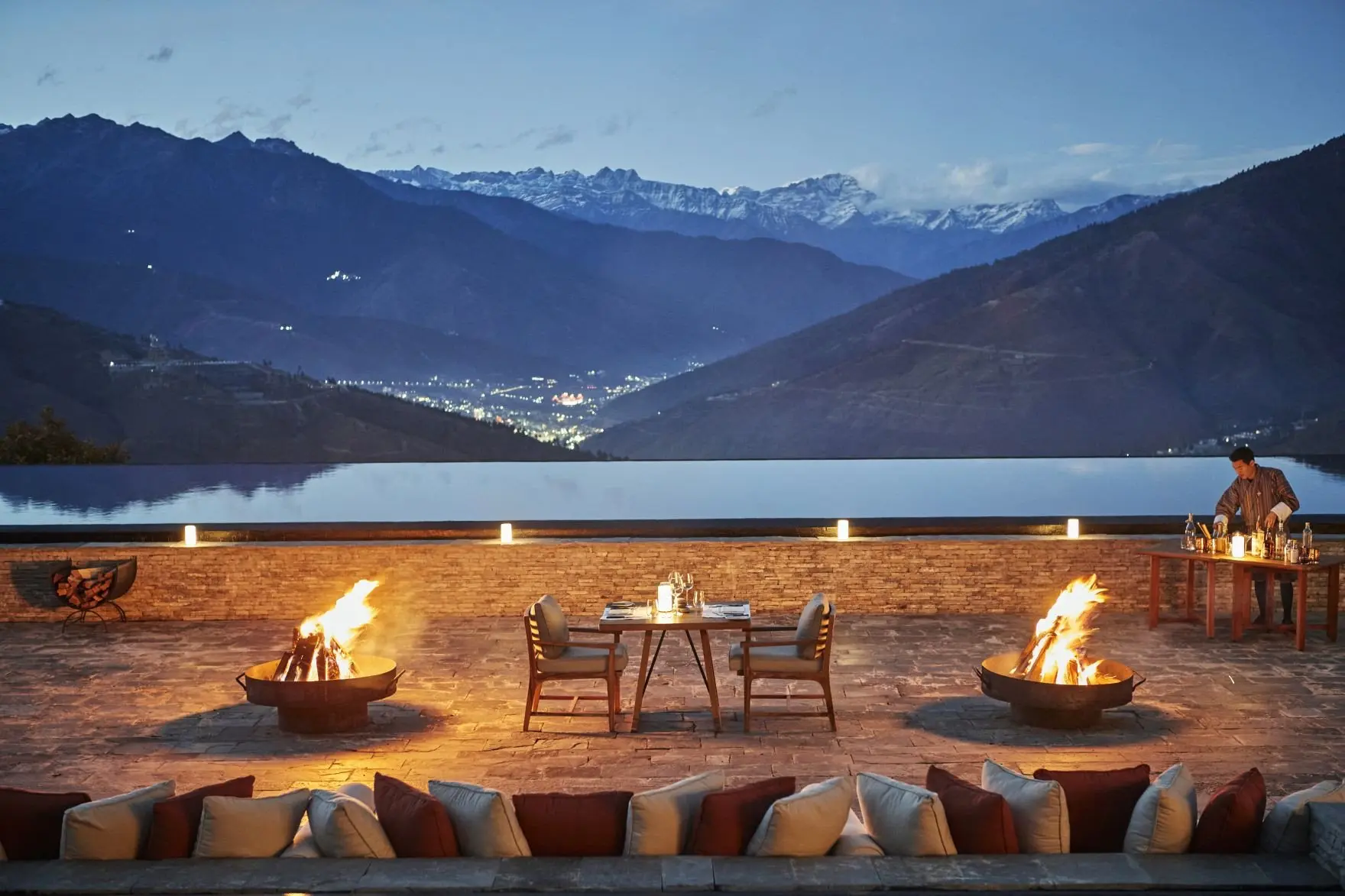 Courtyard_dinner_setup