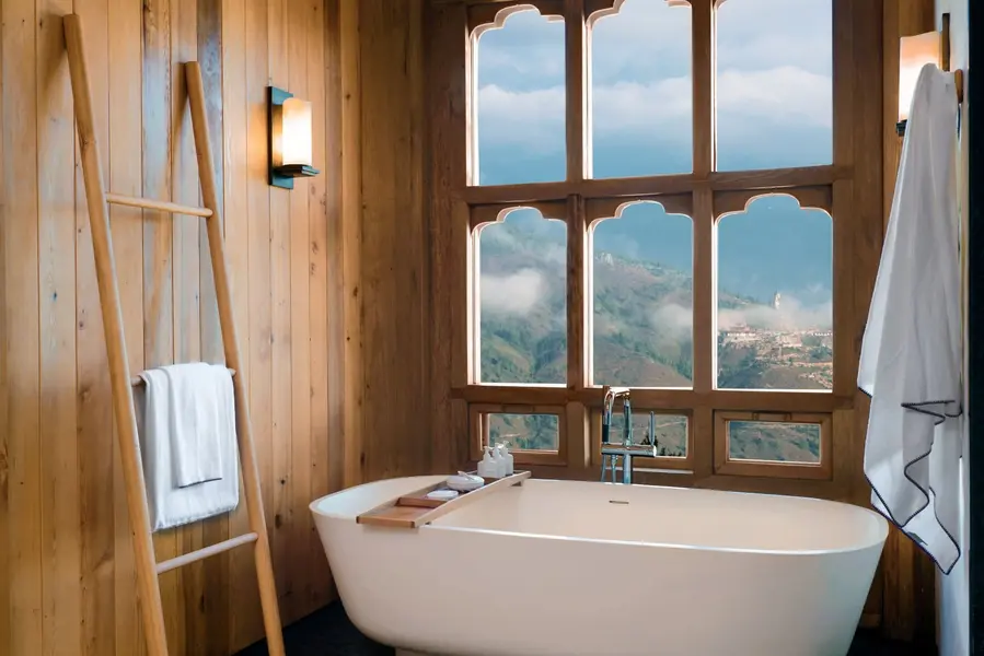 5_Lodge_Suite_bathtub_Thimphu