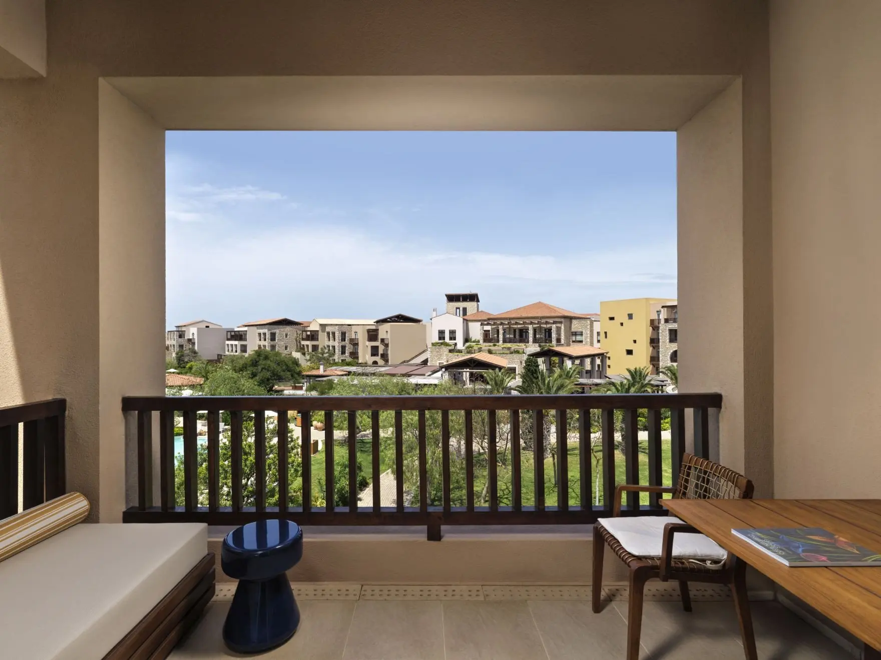 Deluxe Guest Room King Garden View Balcony  (5)