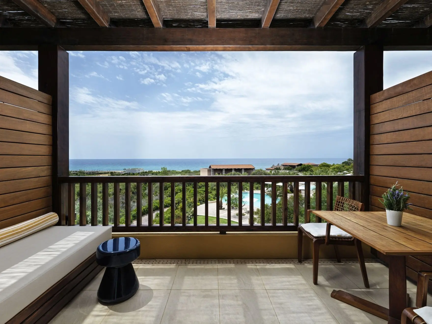 Premium Deluxe Guest Room King Sea View Balcony  (4)