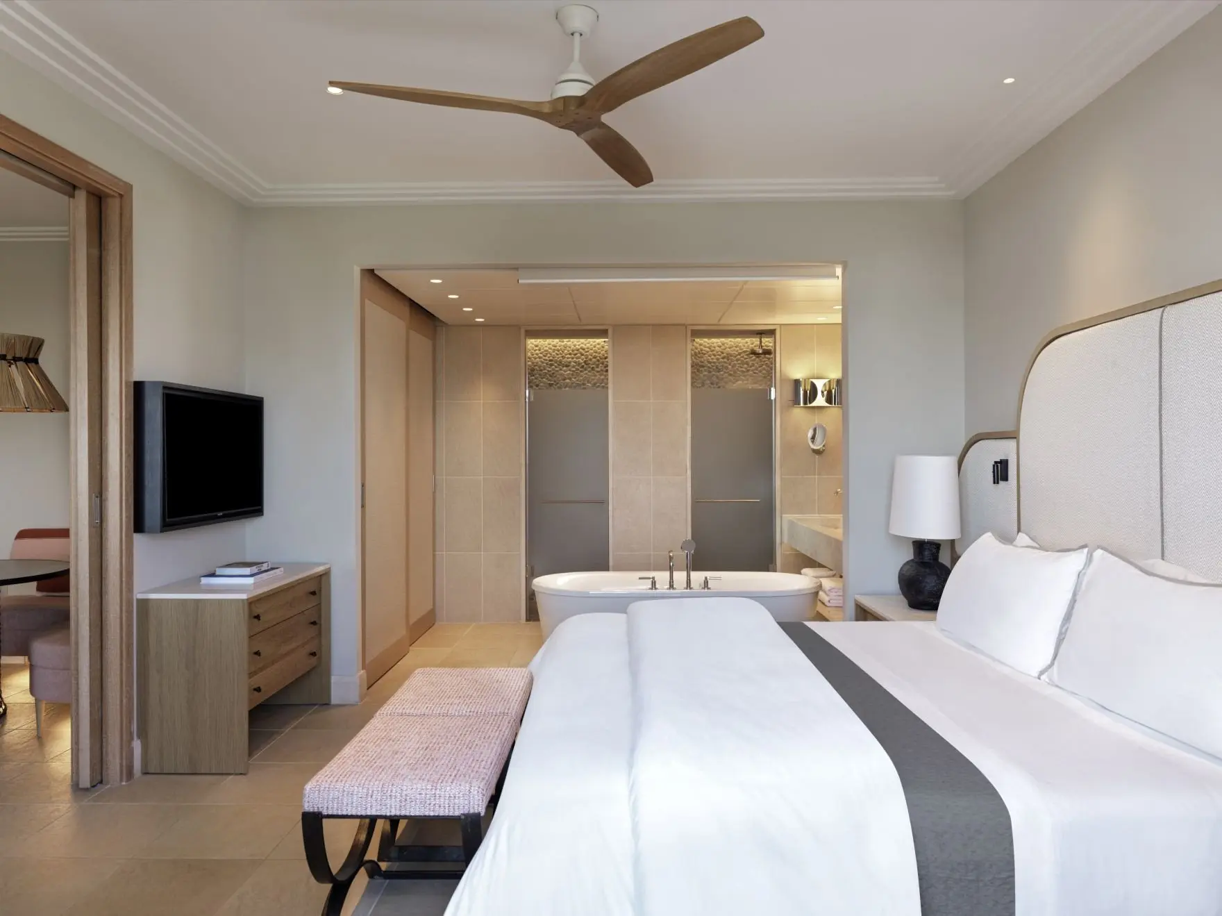 Family One Bedroom Suite King Garden View Balcony (1)