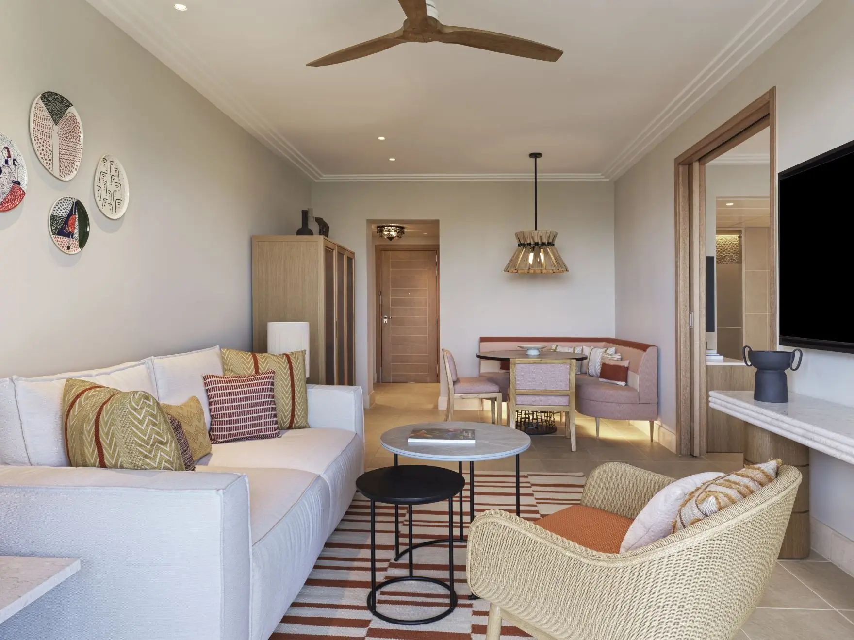 Family One Bedroom Suite King Garden View Balcony (3)