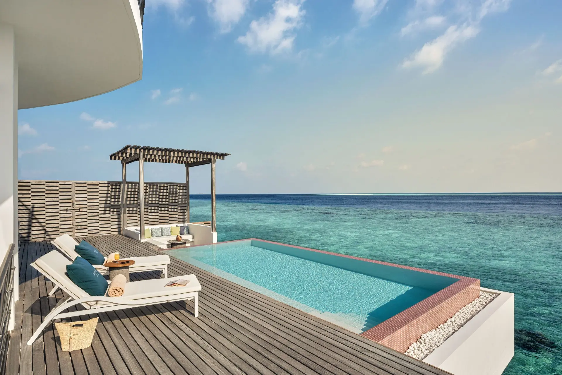 High_resolution_300dpi-Jumeirah Maldives - Sunset Water Villa - Deck