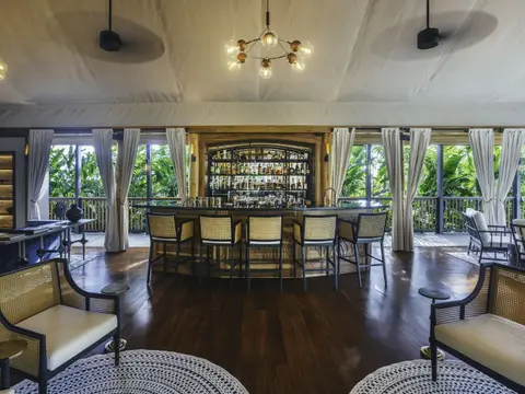 (F&B) Henry's Bar 1