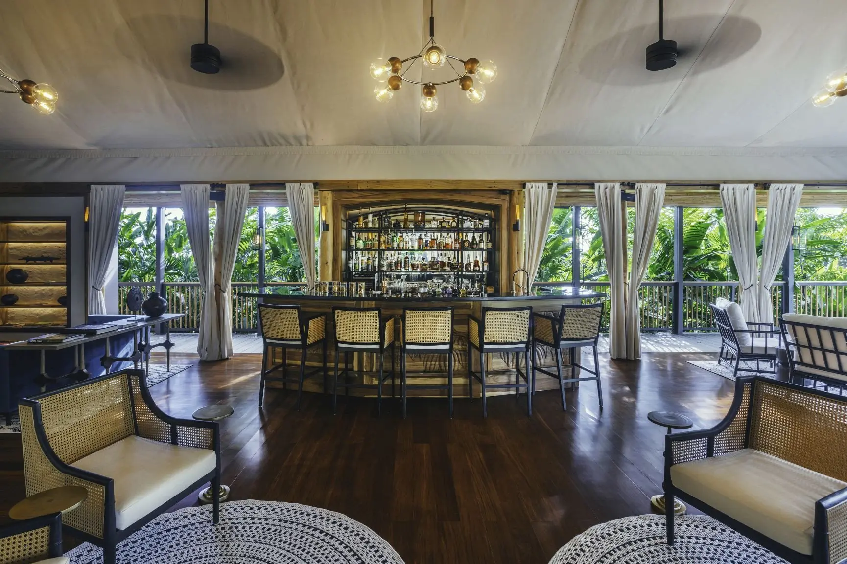 (F&B) Henry's Bar 1