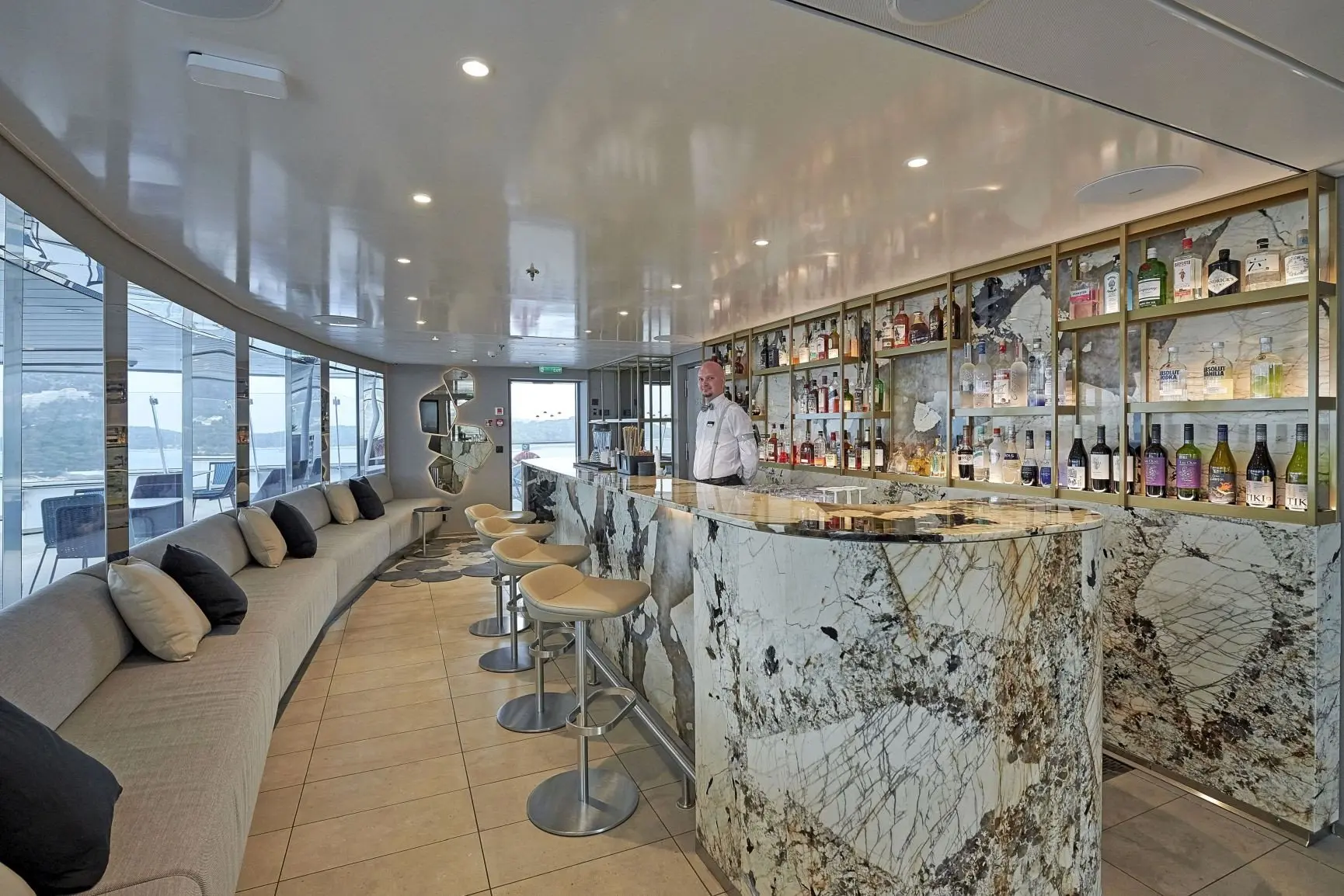 SE-Sky Bar_ Scenic Eclipse II-021