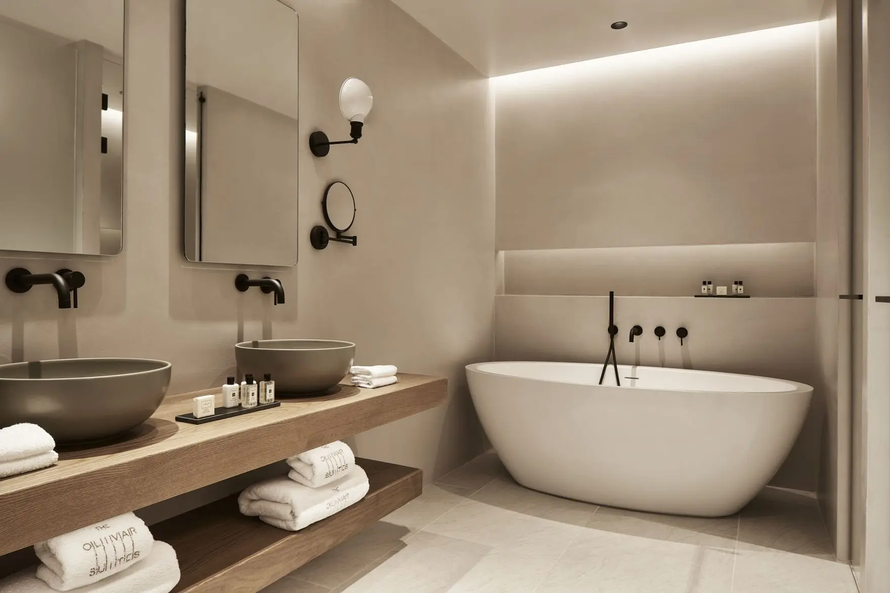 Riviera soaking tub