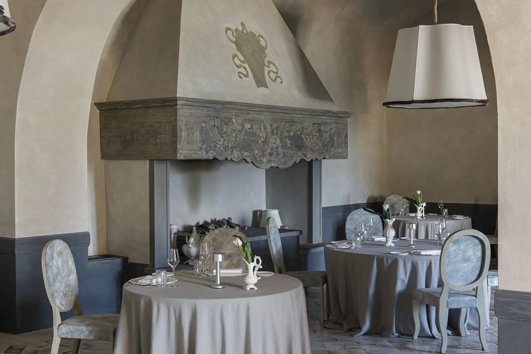 AB23_COMO CDN_La Torre_Dining Tables by Fireplace