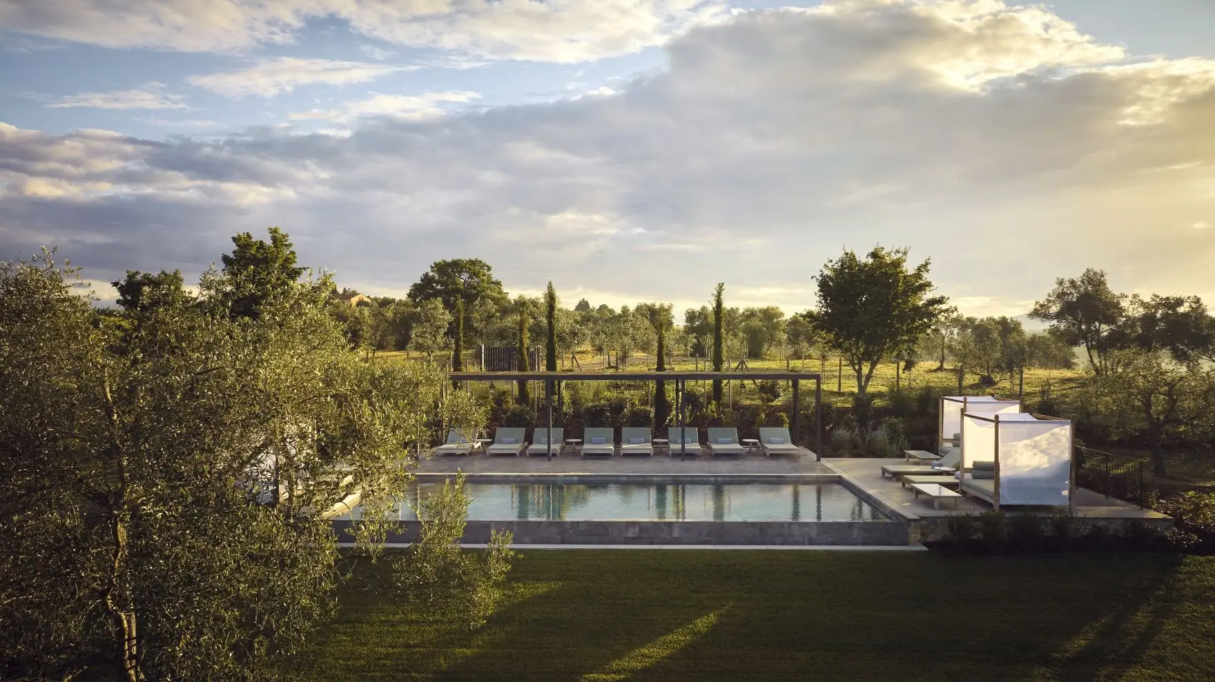 MM24_COMO_VSL_Infinity Pool_front shot