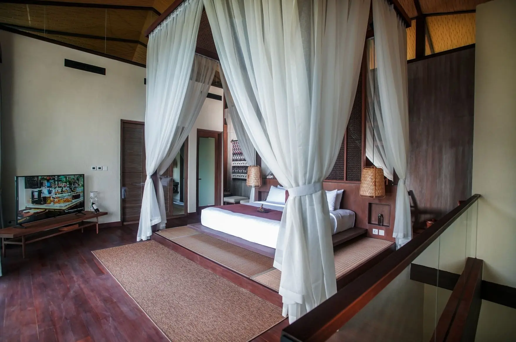 Hanging Pool Villa (22)