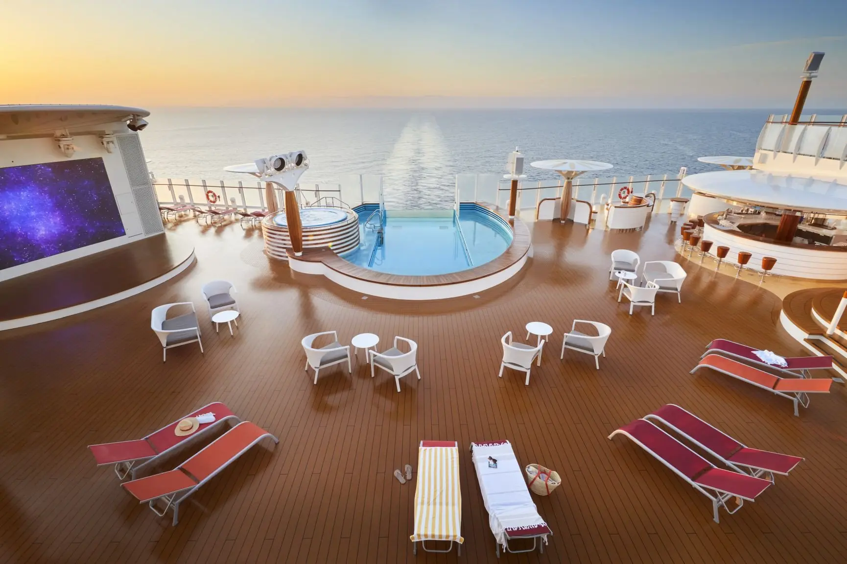 AIDAcosma_Pool_Deck_3