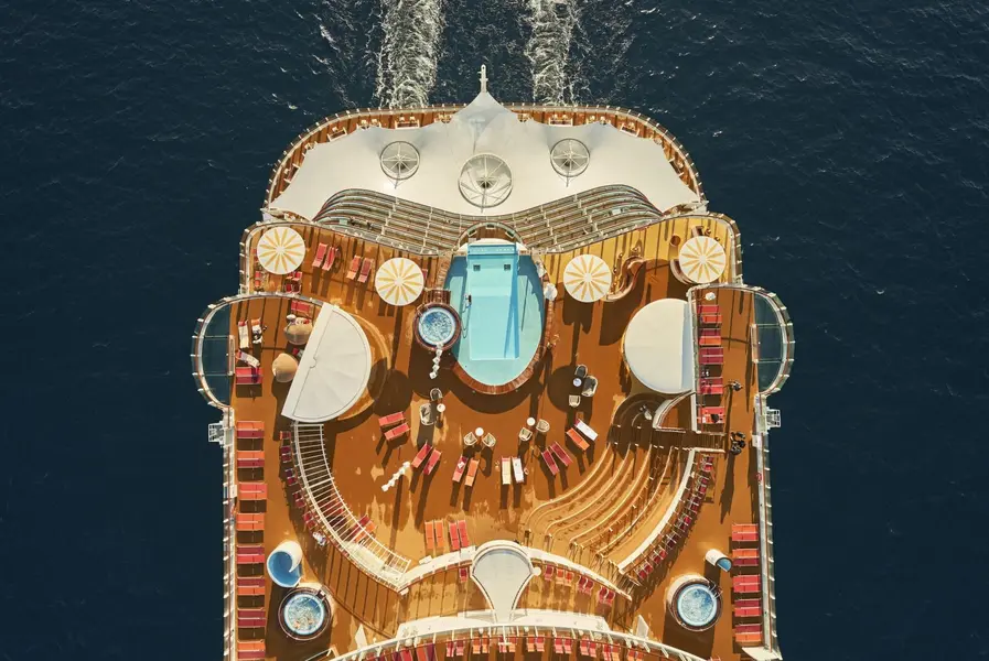 AIDAcosma_Pool_Deck_1