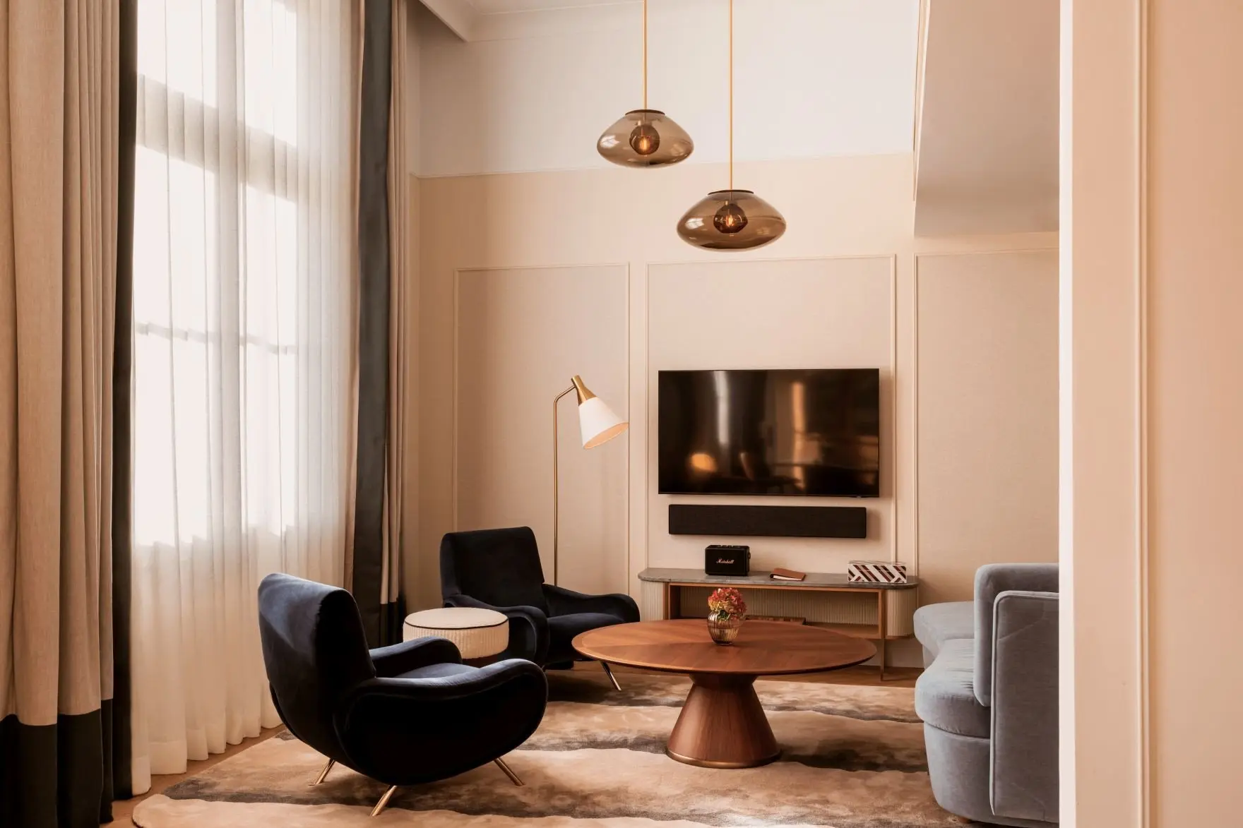 RWMUN_Facilities_Rooms_Suite_Executive_Suite_Living_Room_WhatTheFox_02-8D7DF280-A4DA-4D01-A8E85CB7230624AD