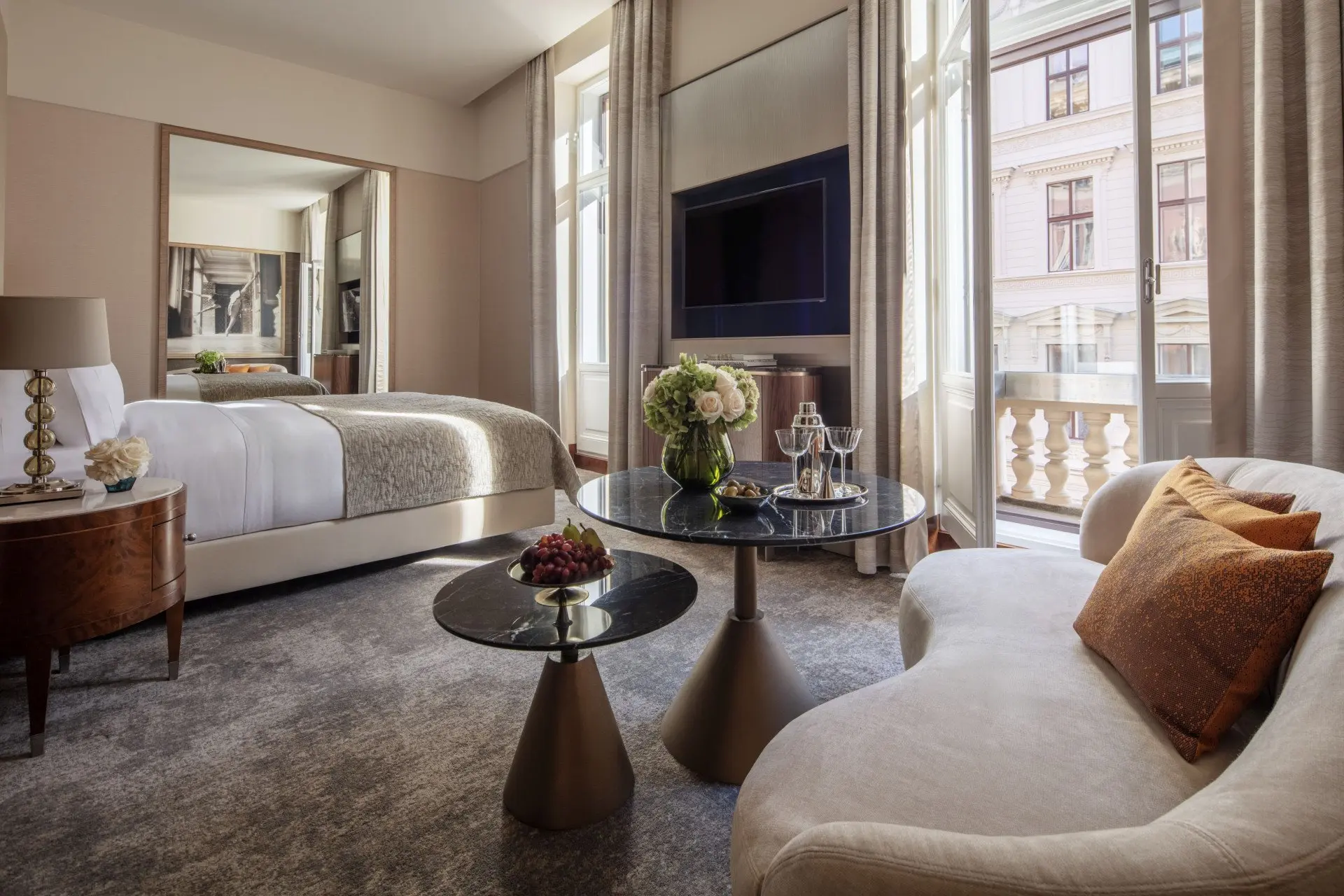 Anantara_Palais_Hansen_Vienna_Hotel_Guest_Room_PREMIUM BALCONY ROOM KING_View_01