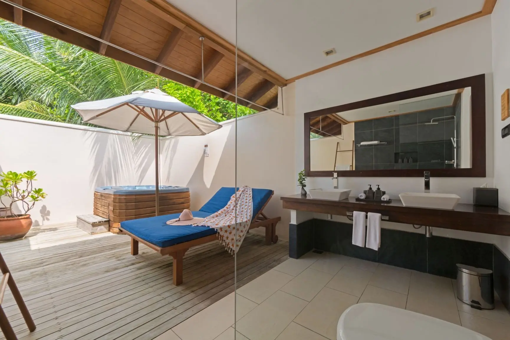 VilamendhooJacuzziBeachVillaBathoorm