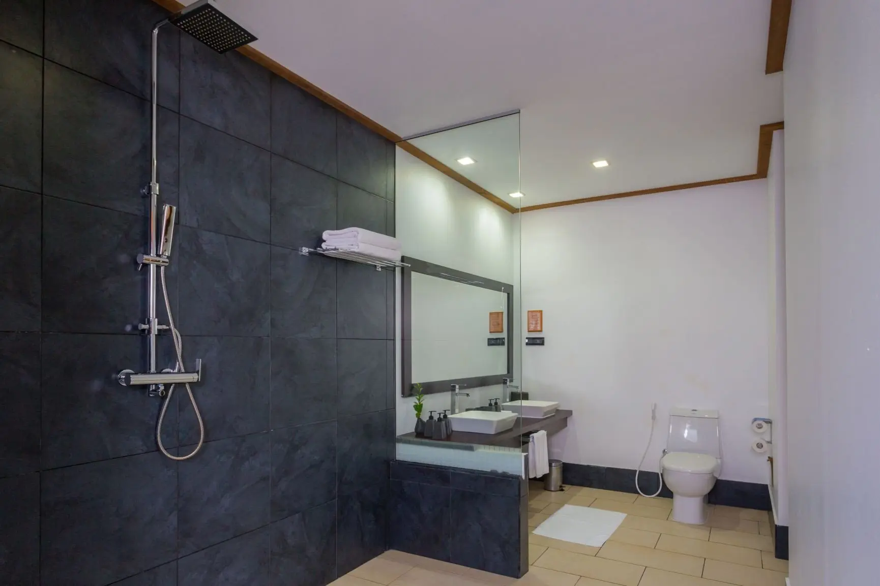 VilamendhooJacuzziWaterVillaBathroom2