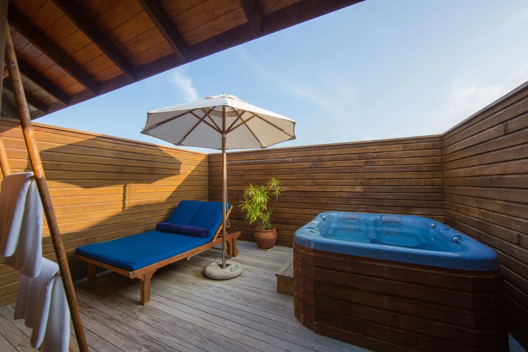 VilamendhooJacuzziWaterVillaJacuzzi