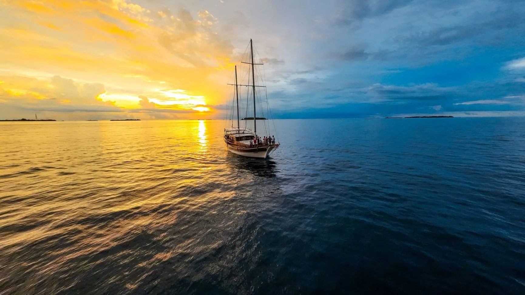 VilamendhooSunsetYacht