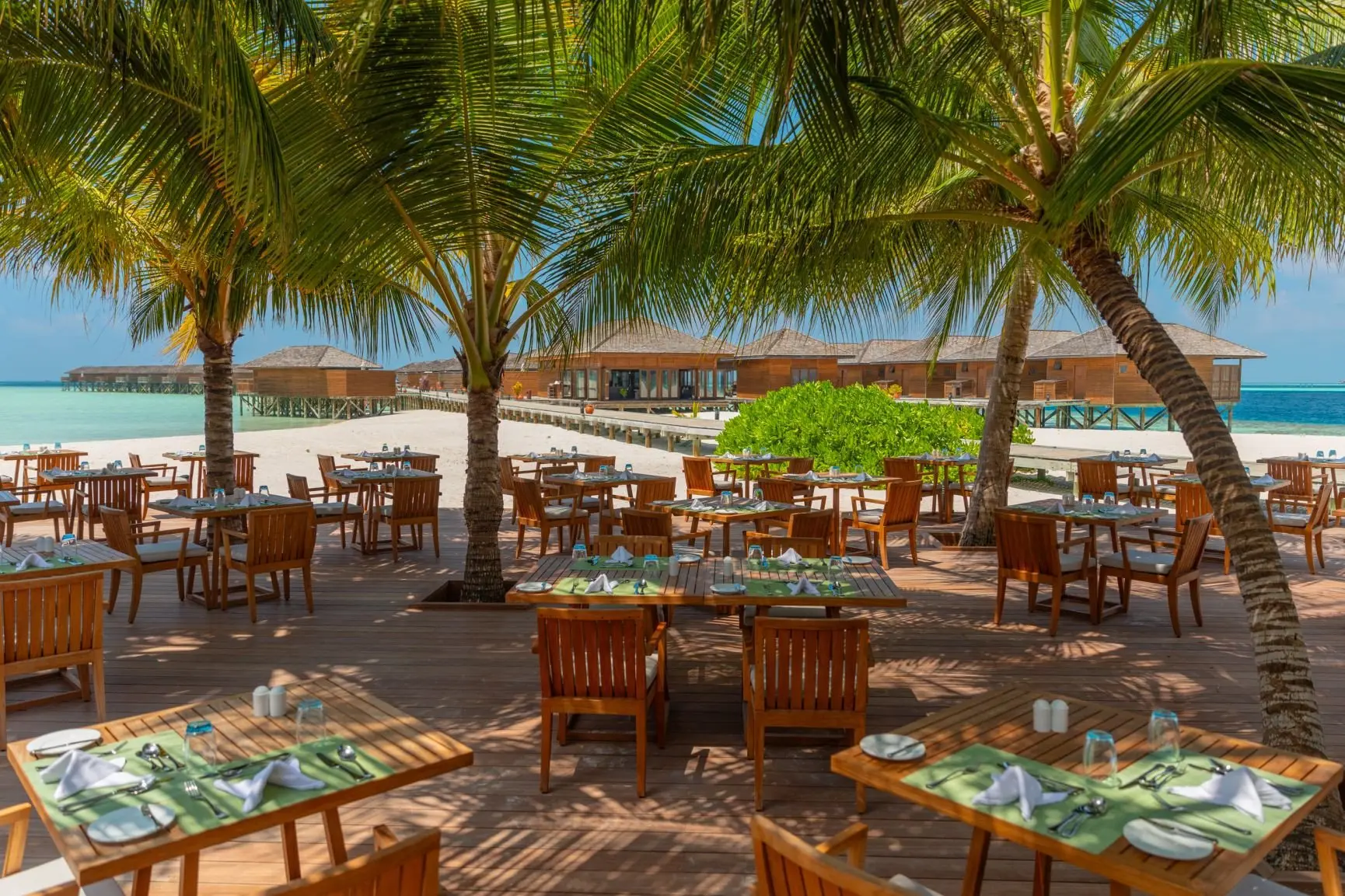 Vilamendhoo_Ahima_Buffet Restaurant outdoor deck 7