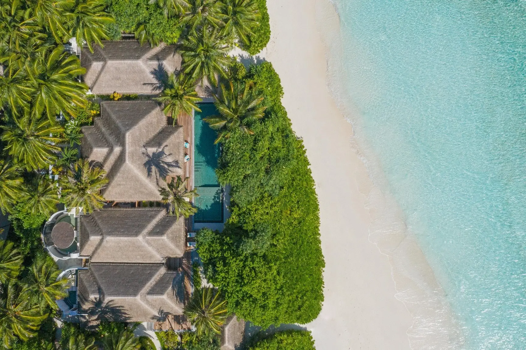 Anantara-Kihavah-Exterior-View-Three-Bedroom-Beach-Pool-Residence-Aerial_edit