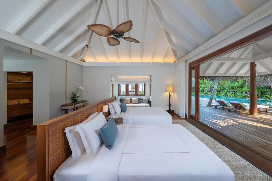 Anantara-Kihavah-Guest-Room-Three-Bedroom-Beach-Pool-Residence-Twin-Bedroom-Pool-View_edit