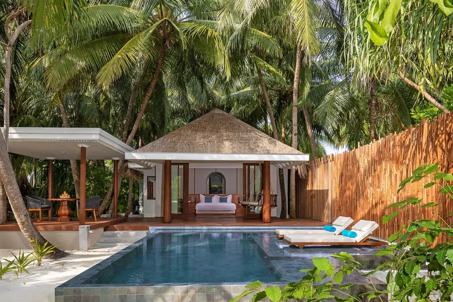 Anantara-Kihavah-Exterior-View-Four-Bedroom-Beach-Pool-Residence-Master-Bedroom-Villa_edit
