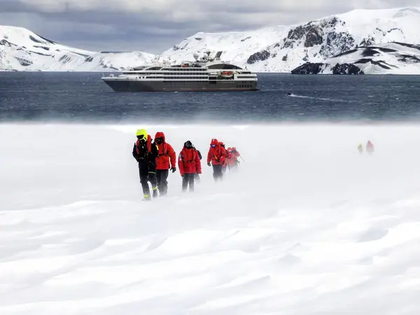 19_R_Antarctique_Ile_de_la_Deception_Blizzard-Expedition©StudioPONANT_AlexandreHerbrecht