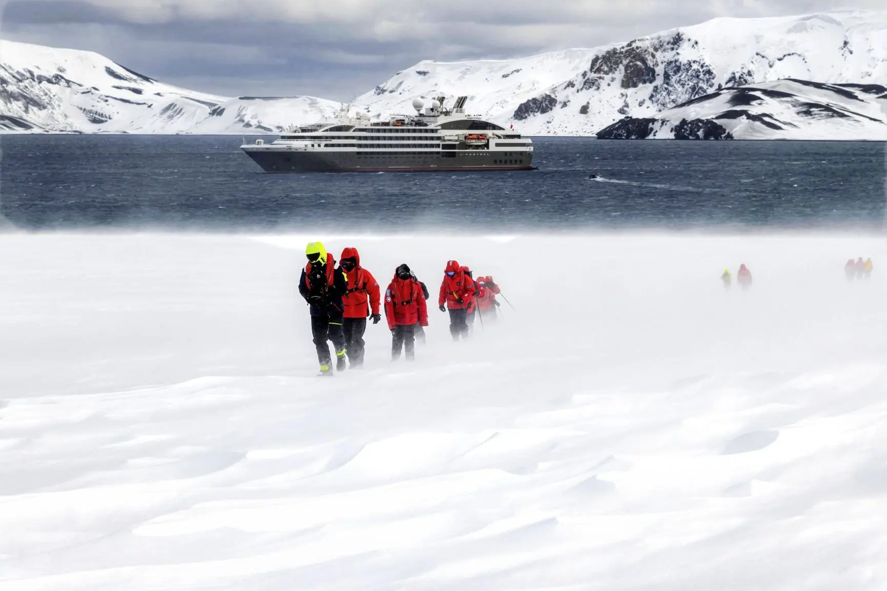 19_R_Antarctique_Ile_de_la_Deception_Blizzard-Expedition©StudioPONANT_AlexandreHerbrecht