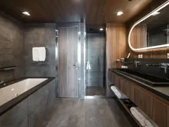 N°018_CC290323_LeCommandantCharcot_SuitePrestige_Cabine823©StudioPONANT_Morgane Monneret